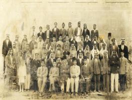 الهيئة التدريسية وطلاب المدرسة عام 1925-1926