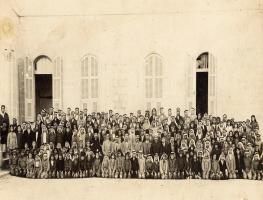 الهيئة التدريسية وطلاب المدرسة 1926-1927