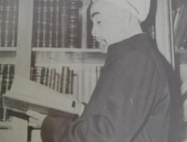 الملك المؤسس عبدالله بن الحسين أمام مكتبته الخاصة