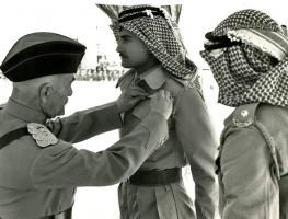 الملك المؤسس يقلد أحد أفراد الجيش وسام عسكري