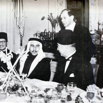 جلالة المغفور له الملك طلال مع بعض أعضاء الحكومة الأردنية