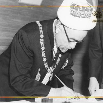جلالة الملك المؤسس عبد الله الأول يوقع وثيقة الاستقلال